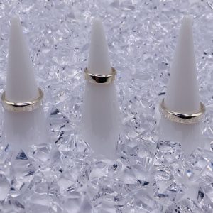 R285A - Wide Classic Flat Rings<br>sizes: D to Z<br>dimensions: 4 x 1.5mm<br>ave weight: 2.5gms<br>rrp: £30 - £48