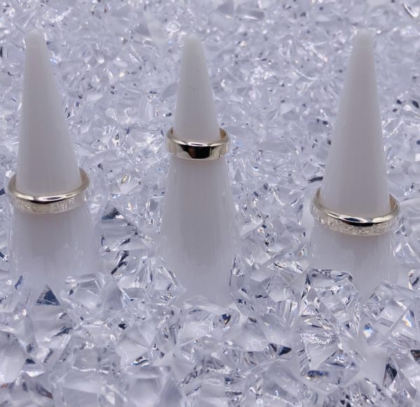 R285A - Wide Classic Flat Rings<br>sizes: D to Z<br>dimensions: 4 x 1.5mm<br>ave weight: 2.5gms<br>rrp: £30 - £48