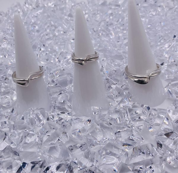 R456 - Single Twist Rings<br>sizes: F to Z<br>dimensions: 5 x 1.5mm<br>ave weight: 4.5gms<br>rrp: £38 - £58