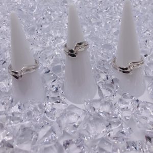 R457 - Double Twist Rings<br>sizes: F to Z<br>dimensions: 5 x 1.5mm<br>ave weight: 4.5gms<br>rrp: £38 - £58