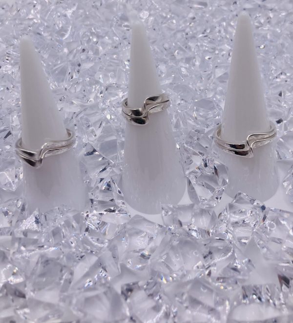 R457 - Double Twist Rings<br>sizes: F to Z<br>dimensions: 5 x 1.5mm<br>ave weight: 4.5gms<br>rrp: £38 - £58
