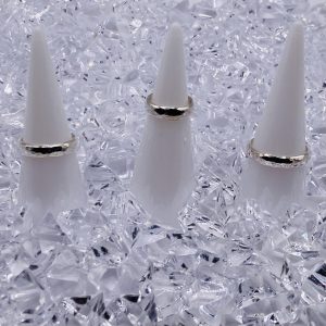 R698A - Narrow Beaten "D" Rings<br>sizes: D to Z<br>dimensions: 4 x 1.5mm<br>ave weight: 3.5gms<br>rrp: £34 - £52