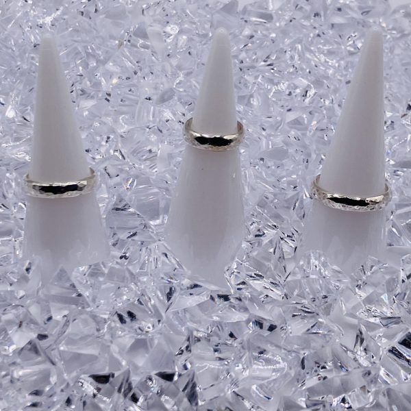 R698A - Narrow Beaten "D" Rings<br>sizes: D to Z<br>dimensions: 4 x 1.5mm<br>ave weight: 3.5gms<br>rrp: £34 - £52