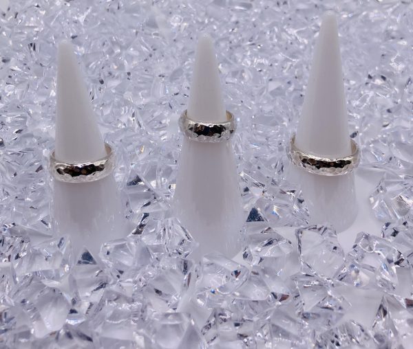R698B - Medium Beaten "D" Rings<br>sizes: J to Z+6<br>dimensions: 6 x 2mm<br>ave weight: 3.5gms<br>rrp: £48 - £68